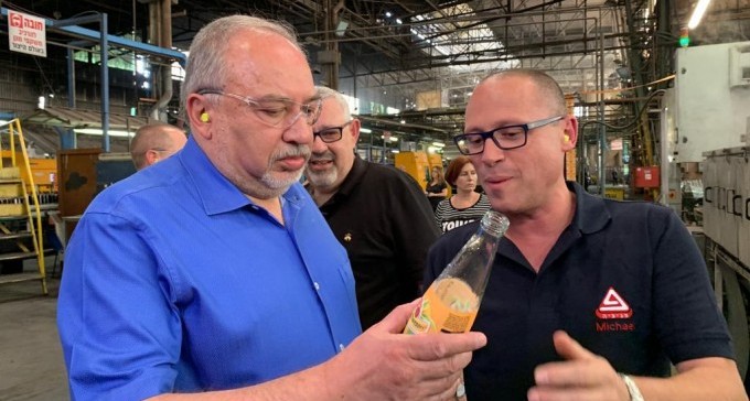 ליברמן במפעל פניציה: ''נפרק את הוועד לשמירת השבת''