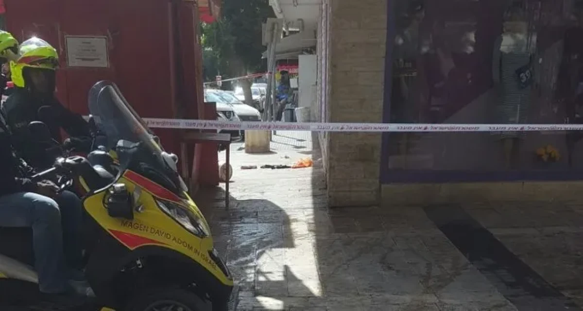 לאור היום: צעיר נדקר במדרחוב