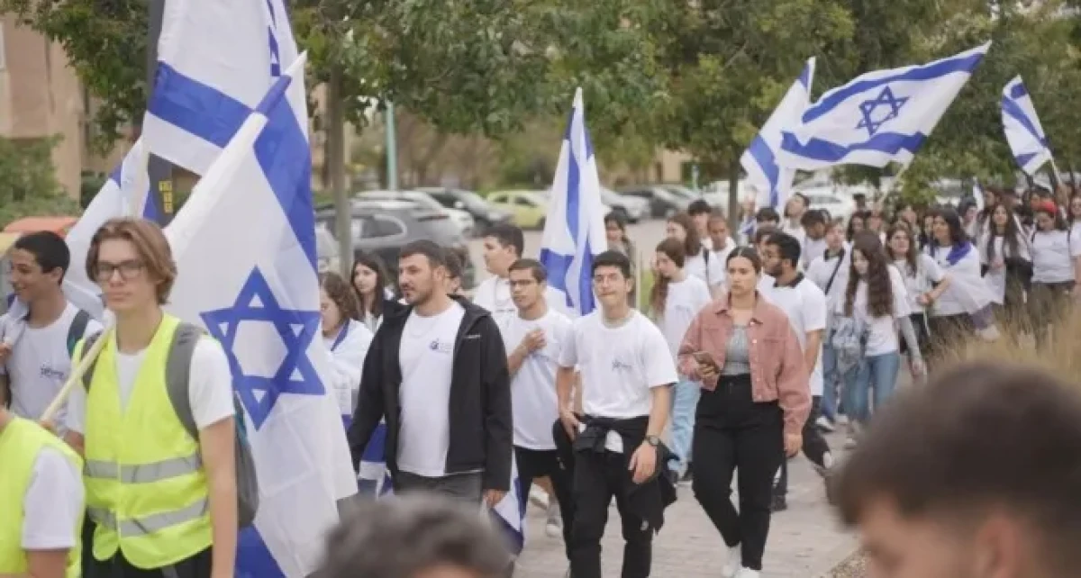 ''צועדים לזכרם'': 150 בני נוער מבאר שבע במצעד לזכר הנופלים