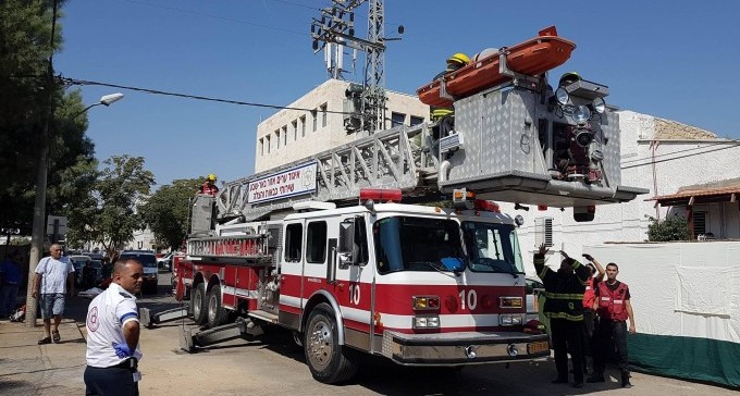 המלאכים שלנו: כבאים חילצו אדם שעלה לגג ונתפס לו הגב
