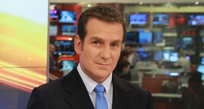 מגיש החדשות דני קושמרו נפצע בתאונת אופנוע באיטליה, סובל משברים