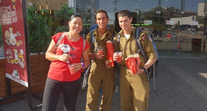 האנשים הטובים שמשמחים את חיילי צה''ל בב''ש מדברים