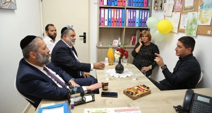 החזון של אריה דרעי: להעביר את ילדי באר שבע לחינוך התורני