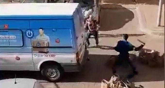 צפו: קטטה אלימה בשכונה י''א, בגלל ויכוח בין שכן למשלוחן