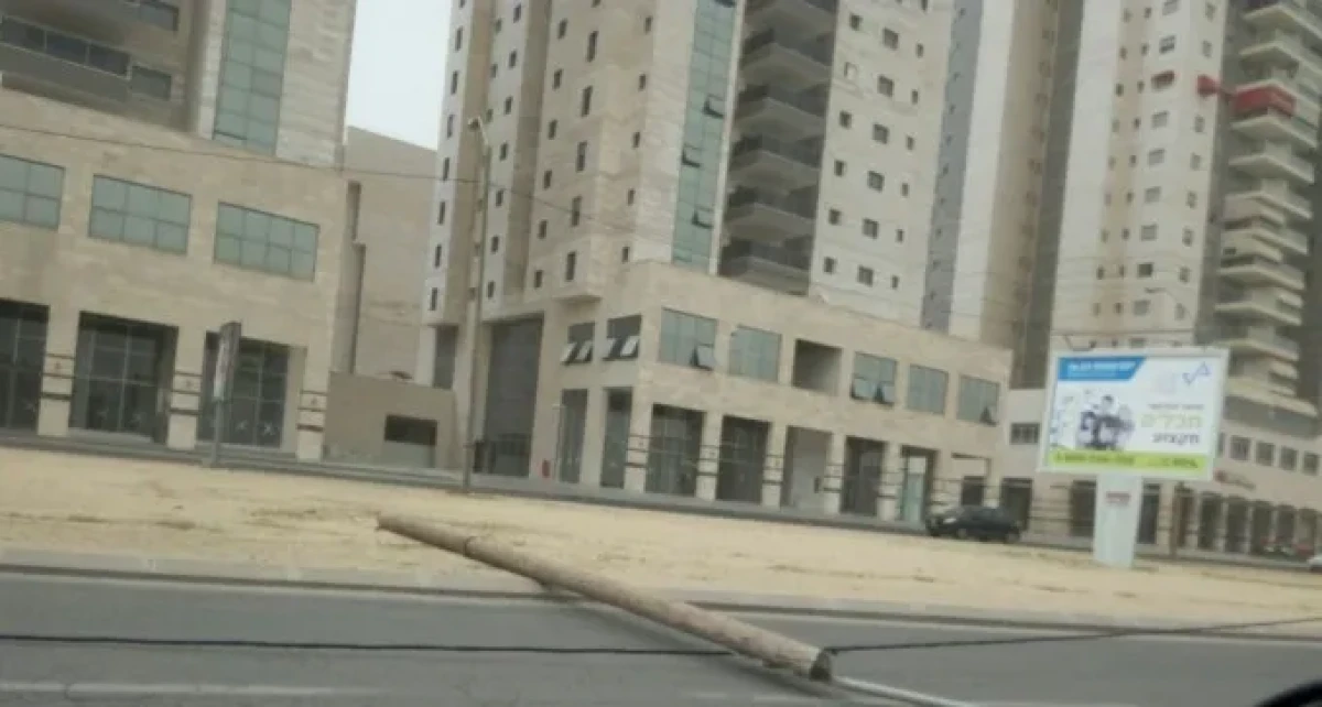 עמוד תאורה קרס בשדרות רגר, עומסי תנועה במקום