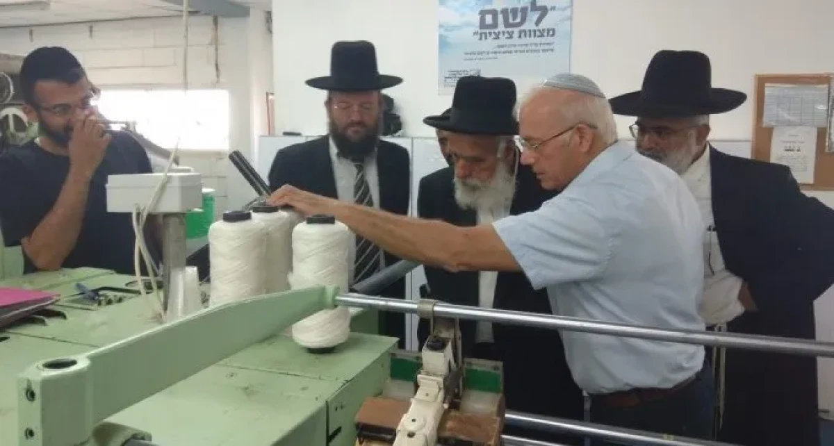 ראש בד"ץ העדה התימנית ביקר בב''ש, במפעל הטליתות הגדול בעולם