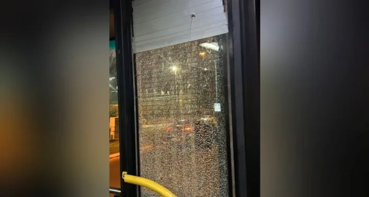 חופשה אלימה: ילד עלה על אוטובוס עירוני, צרח על הנהג וניפץ שמשה