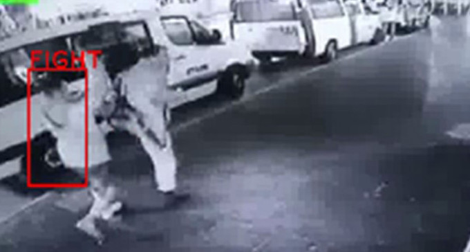 פתרון לטרור הסכינים? תוכנה חדשה תתריע על אלימות ברחוב