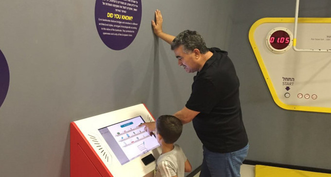 חבר הכנסת עמיר פרץ נצפה בבאר שבע