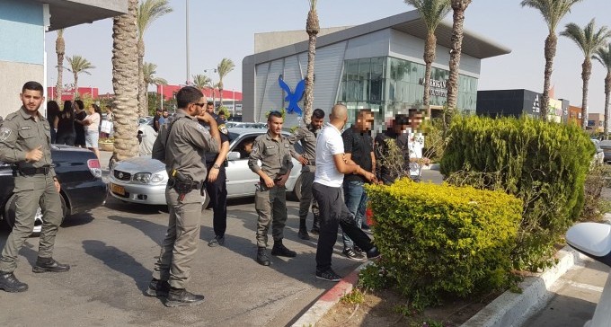 פשיטה על אתרי זנות והימורים בבאר שבע, נשק קר נתפס אצל נהגים