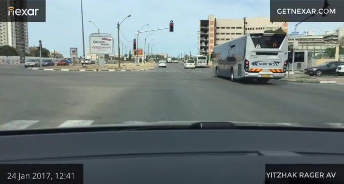 צפו: אוטובוס של דן ב''ש חוצה באור אדום ברחוב המסוכן בבאר שבע