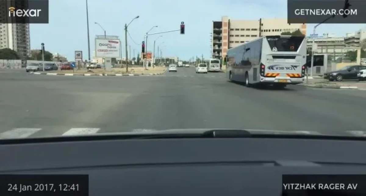 צפו: אוטובוס של דן ב''ש חוצה באור אדום ברחוב המסוכן בבאר שבע