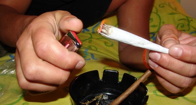 כתב אישום: בת 26 מב''ש מכרה סמים לנערים