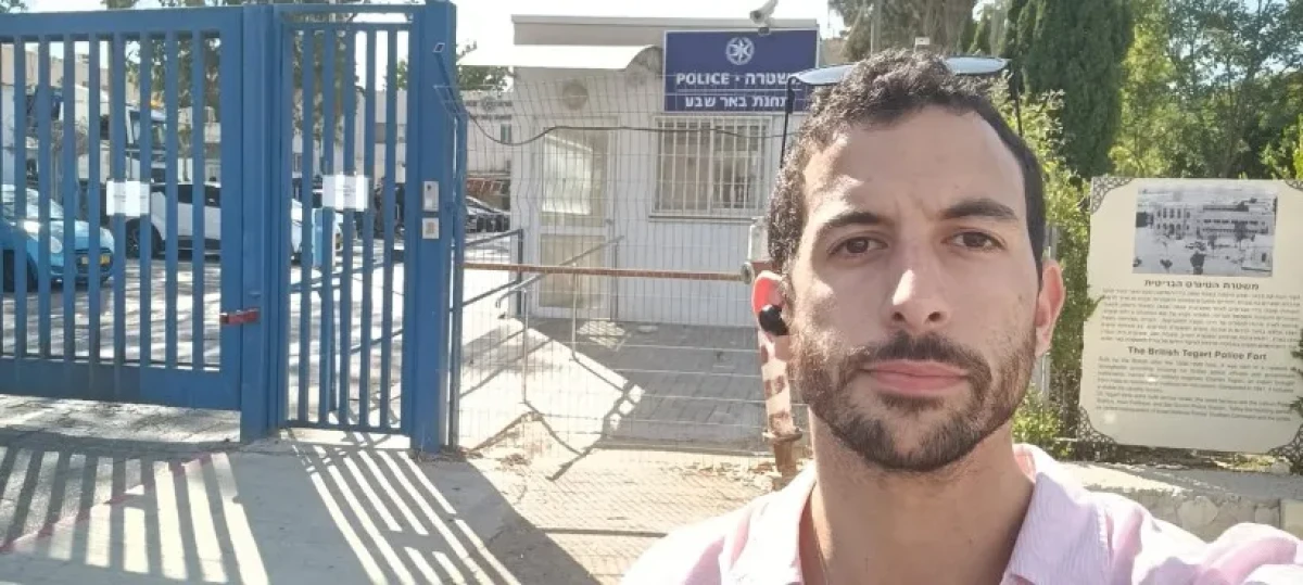 מארגן המחאה בבאר שבע נחקר במשטרה: ''הוראה מלמעלה להטיל עליי פחד. לא  ארתע'' (תיעוד)