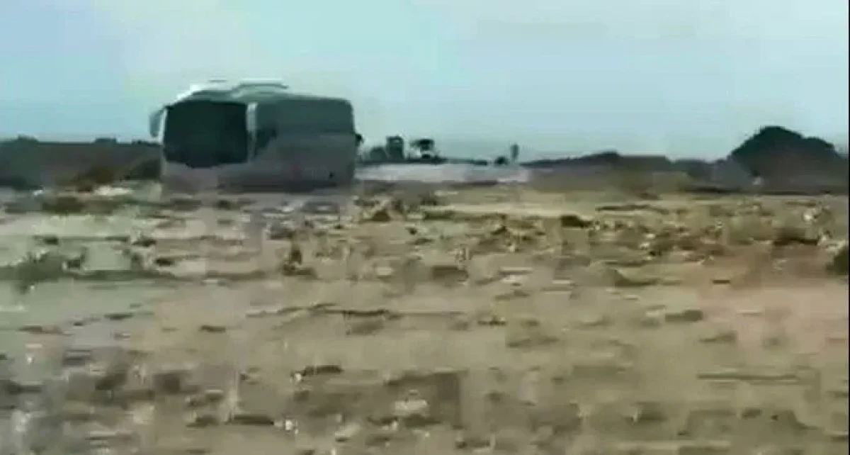 צפו: חילוץ 50 תיירים שנתקעו בשיטפון בכביש 90