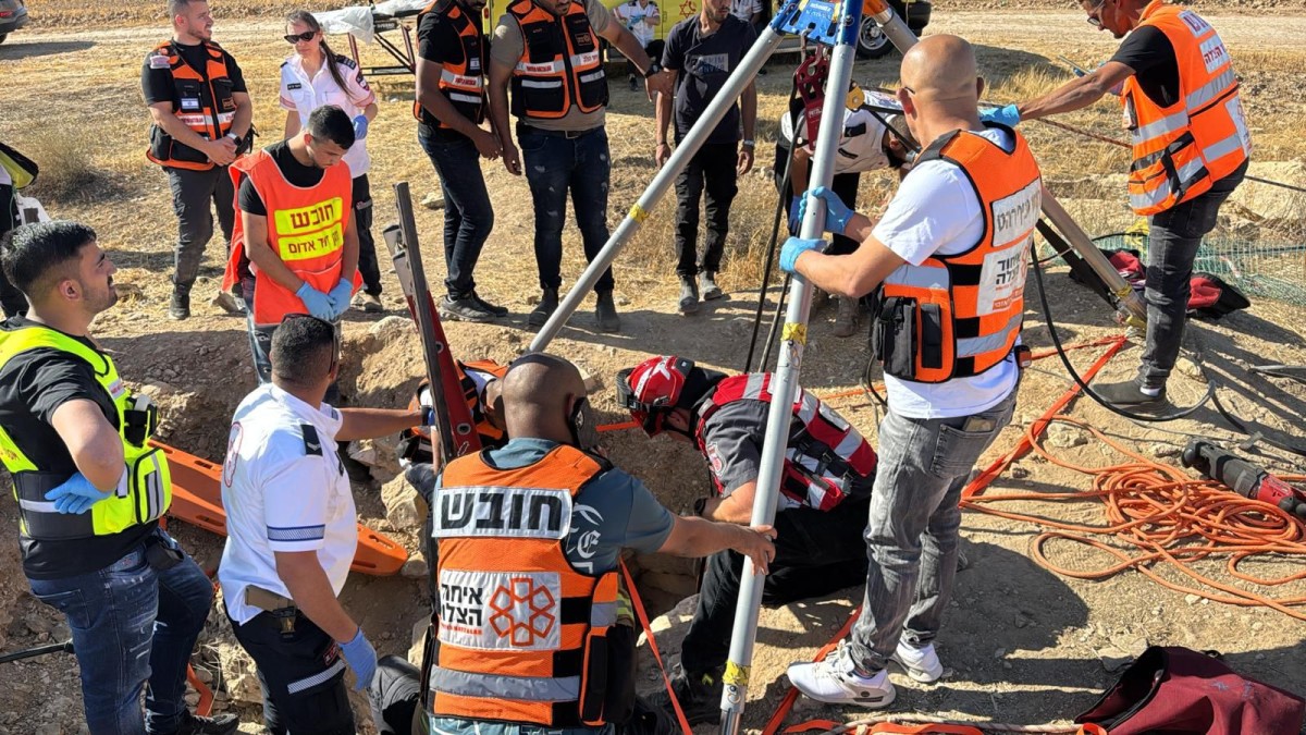 תאונה קשה בבסיס צבאי בנגב: שני לכודים בבור עמוק, ניסיונות חילוץ תחת סכנת גזים רעילים