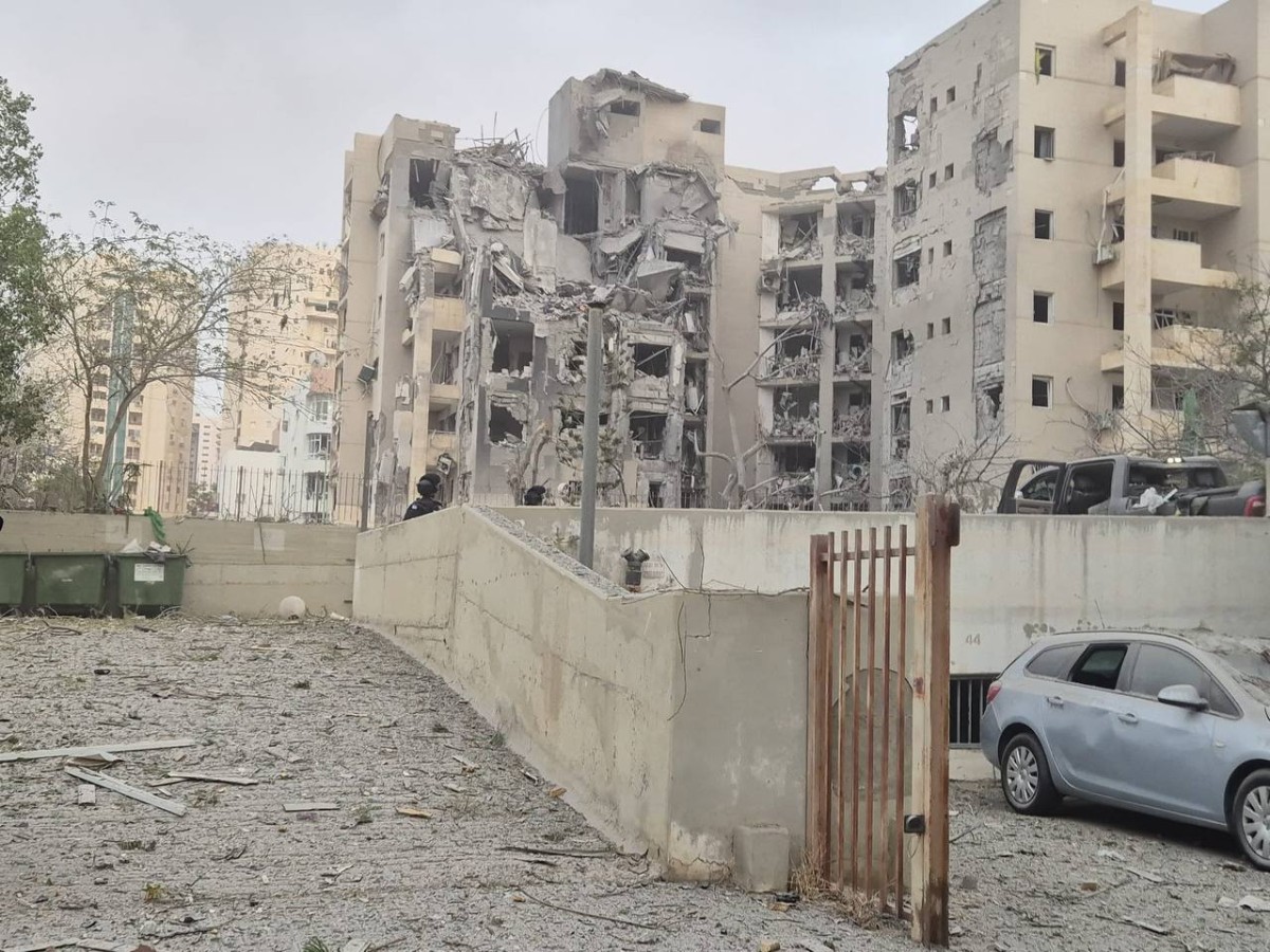 טרם נכנסה לתוקף הפסקת אש בין ישראל לאיראן – איראן המשיכה לירות. טיל פגע בבניין מגורים בבאר שבע, הרוג אחד וחמישה פצועים. כוחות החילוץ עדיין בזירה.