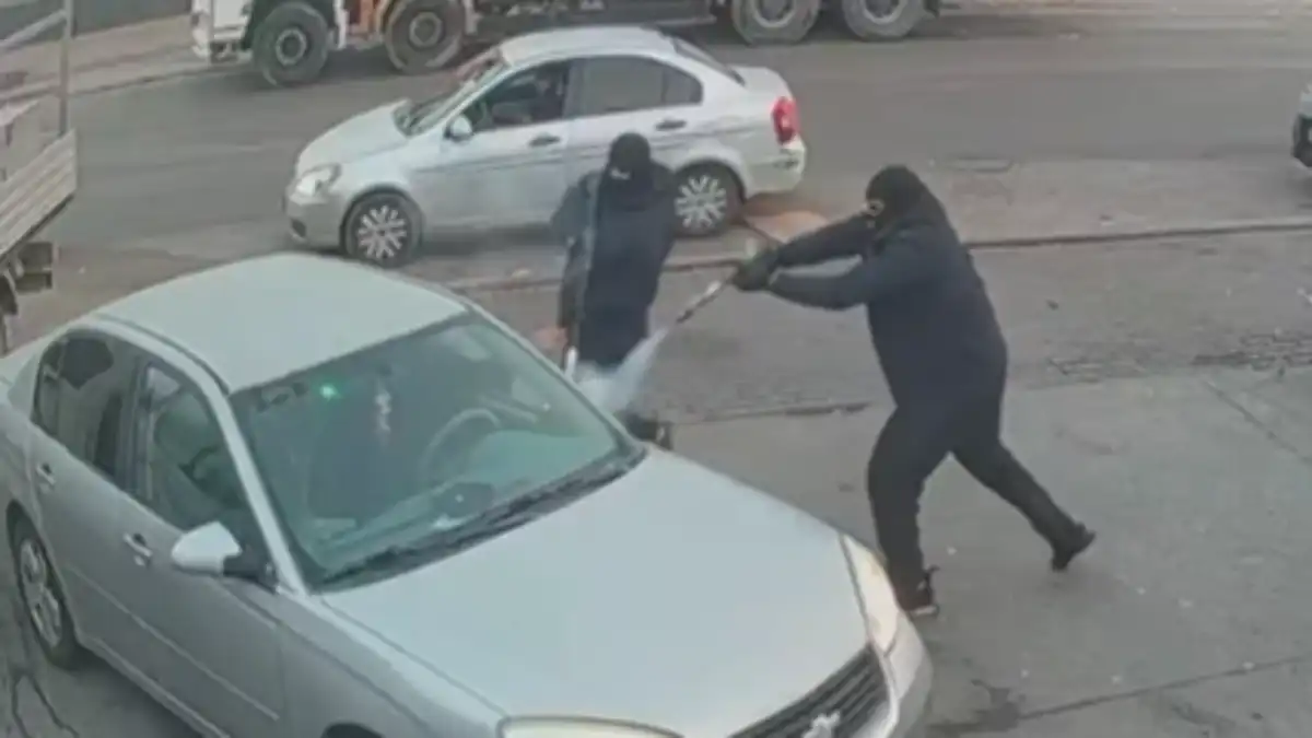 Жуткая съёмка из Рахата: вооружённые в масках стреляют водителю в ноги