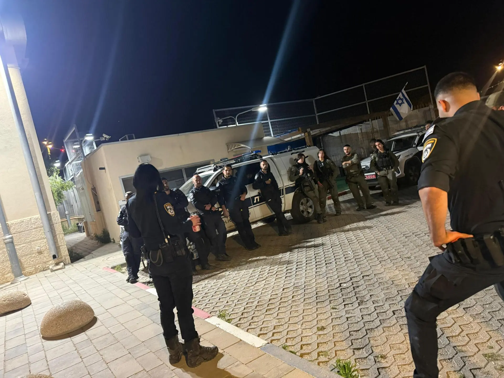 שוטרי משטרת ישראל סוגרים את השוק בתל שבע במסגרת צו סגירה מנהלי בעקבות חשש להסלמה פלילית וירי