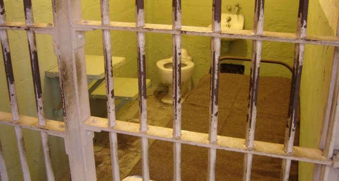 האסירים הבטחוניים לא היו מרוצים - אז דקרו את הסוהר