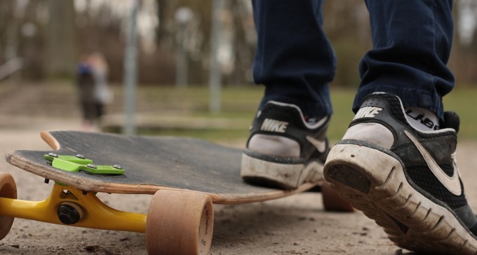 נער בן 15 סחט באיומים בני גילו