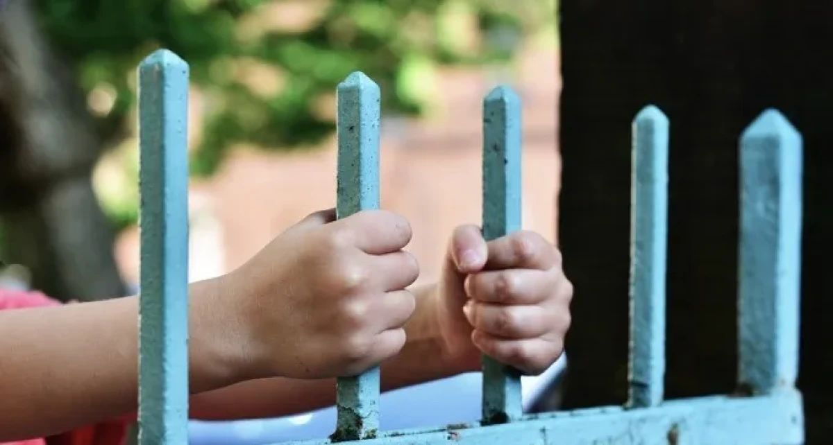 אם הילד טוענת: ''לא חנקתי את המנהלת'', כעס רב בקרב המורים