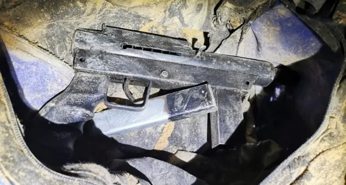 קריסטל, חשיש, נשק וכדורי M16 - בפשיטה על בתים בפזורה