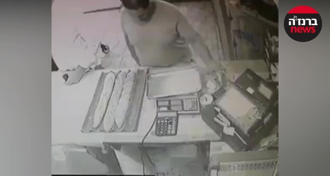 צפו: בלי בושה, נכנס למאפיה ו''לקח'' קופות צדקה