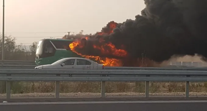 צפו: אוטובוס עולה באש בצומת דבירה