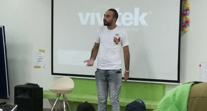 איש ''לה פמיליה'' לשעבר, לימד את ילדי ב''ש על שינוי חיובי