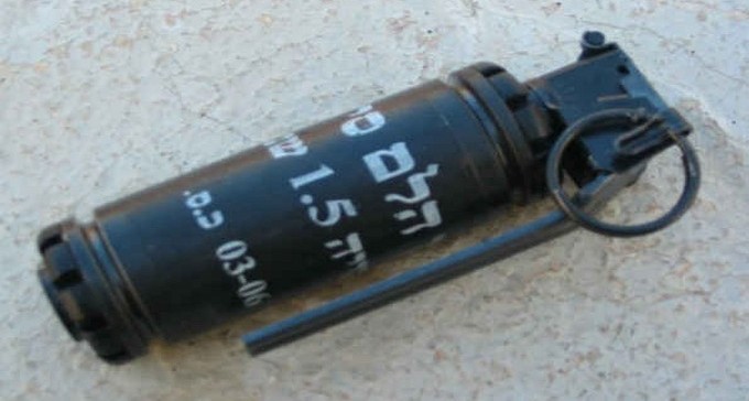 תלמיד הביא רימון לכיתה ופוצץ אותו תוך כדי משחק