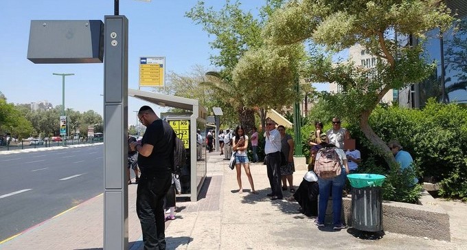 סיוט התחבורה הציבורית בב''ש: מחכים לאוטובוס ומתבשלים בשמש