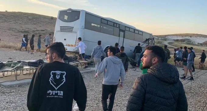 אוטובוס התדרדר, דרס צעירים, במקום פצוע אנוש