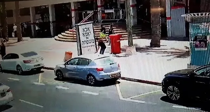 סיפור מוזר: למה משרד פרסום תלה ותלש שלטים נגד הורות  להט''בית?