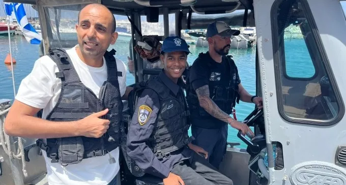 מרגש: שני תלמידים מרהט הגשימו חלום ב''ניידת המשאלות'' של המשטרה