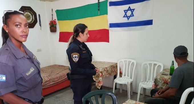 המשטרה פשטה על בתי הימורים ושתייה בעיר העתיקה, אחד נוהל ע''י נערה