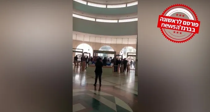 צפו: עשרות בדואים התפרצו להיכל המשפט, שומרים נפצעו