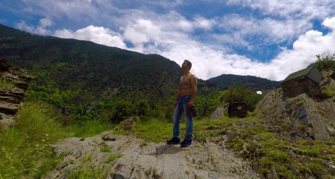 האיש שמטייל בעולם ב-20 שקלים ליום