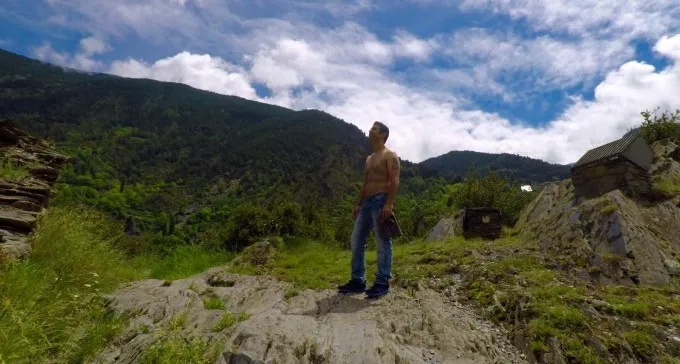 האיש שמטייל בעולם ב-20 שקלים ליום