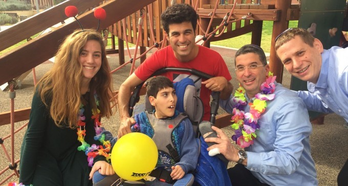 כוכב הילדים טל מוסרי הפתיע את ילדי נחלת ערן