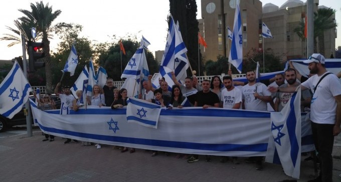 הפגנה בכניסה לבן גוריון: ''באוניברסיטה לומדים מחבלים ארורים''