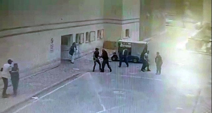 צפו: חטיפת נשק משומר בסורוקה במהלך קטטה אלימה