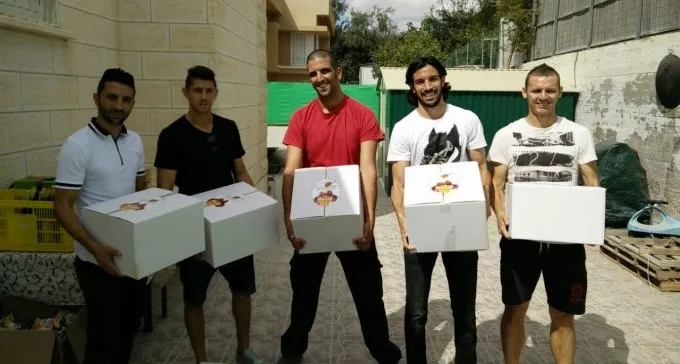 לב של אלופים: שחקני הפועל ב''ש התנדבו לארוז מנות למיעוטי יכולת
