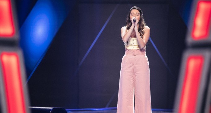 נותנת את הקול על הבמה