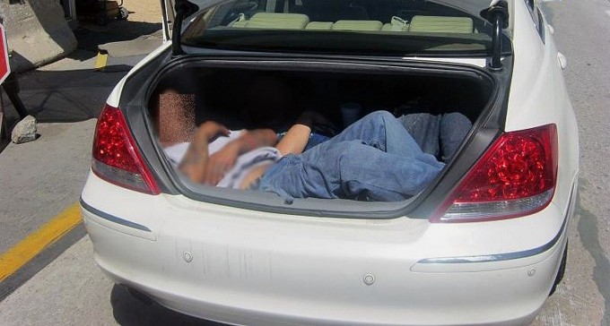 נהג חדש דחף שתי נערות לתא המטען והסביר: ''לא היה לי מקום באוטו''