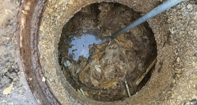 סתימת ענק: 1.5 טון מגבונים לחים הוצאו מצנרת ביתית בשכונת רמות