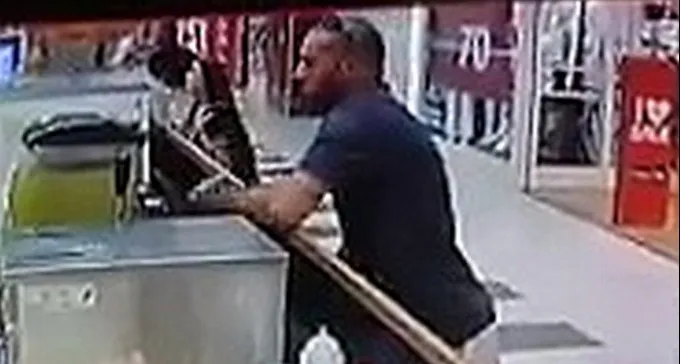 בלי בושה: בא לדוכן וגנב פלאפון, אך לא ידע שהוא מתועד