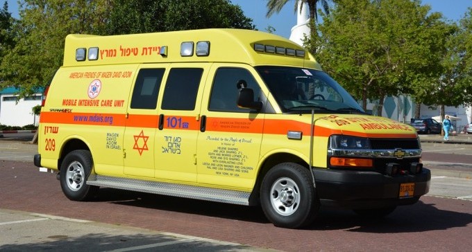 שתי תאונות קשות: שני עובדים נפגעו מחפץ שנפל ממשאית, הולך רגל נדרס