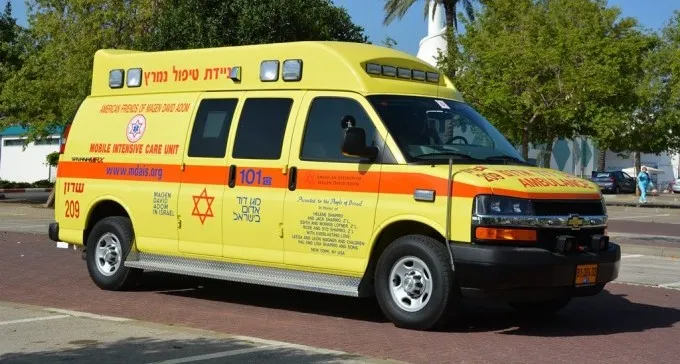 שתי תאונות קשות: שני עובדים נפגעו מחפץ שנפל ממשאית, הולך רגל נדרס