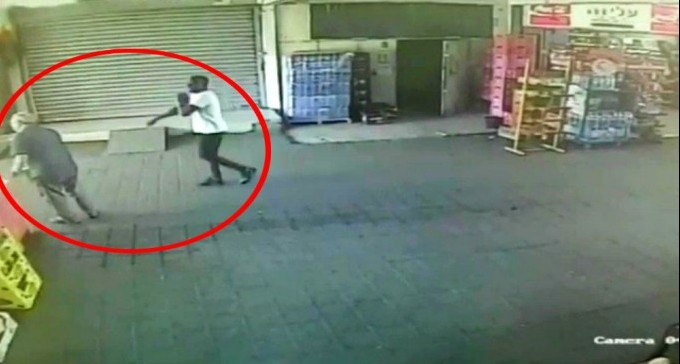 אכזריות: שני תושבי רהט תקפו ודקרו בעל מכולת בן 84 במרכז אורן